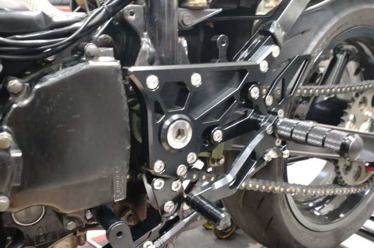 GPZ900R ラジエーター&バックステップ等変更ですo:-)