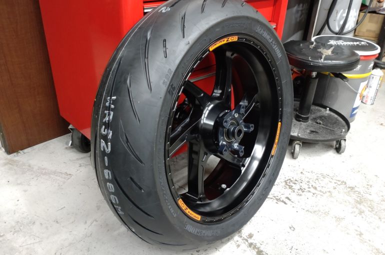Yahoo!オークション -「zrx1200r ホイール」の落札相場・落札価格