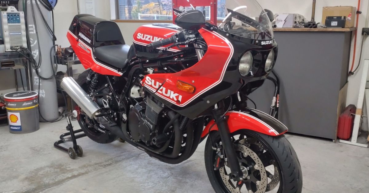 スズキ　GS1200SS　左サイドカウル　黒赤ヨシムラカラー