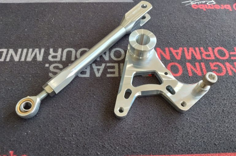 油冷　リヤキャリパーサポート