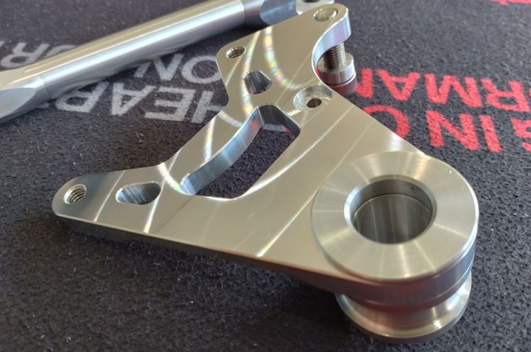 GSF1200 リヤキャリパーサポート