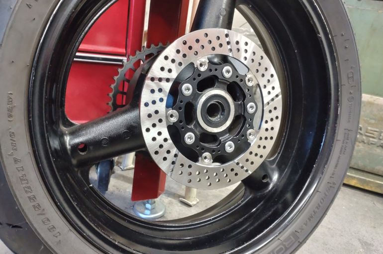 油冷　リヤキャリパーサポート