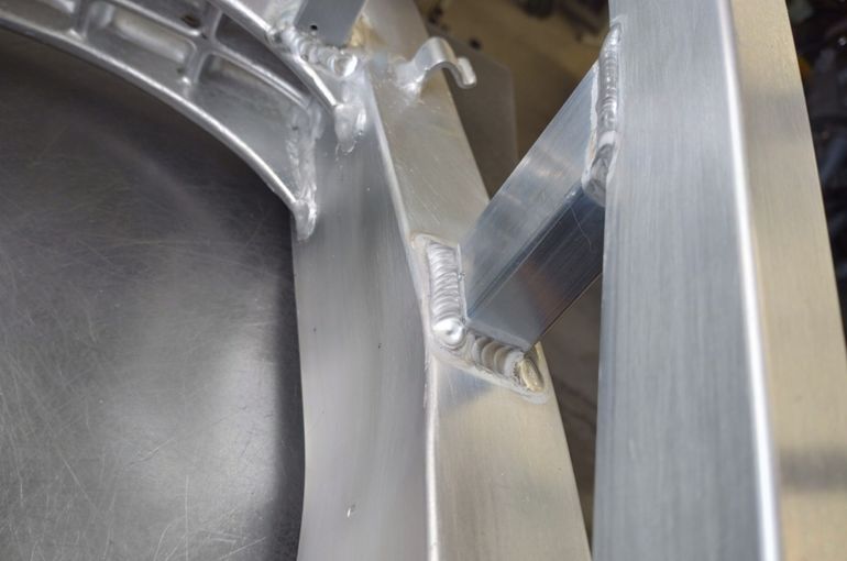 スイングアームスタビライザー溶接